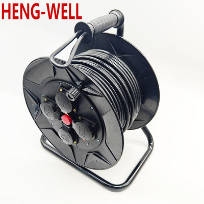 까다로운 야외 작업 현장에서 케이블을 쉽게 펼치고 되감도록 설계된 검은색 야외용 자동 케이블 릴